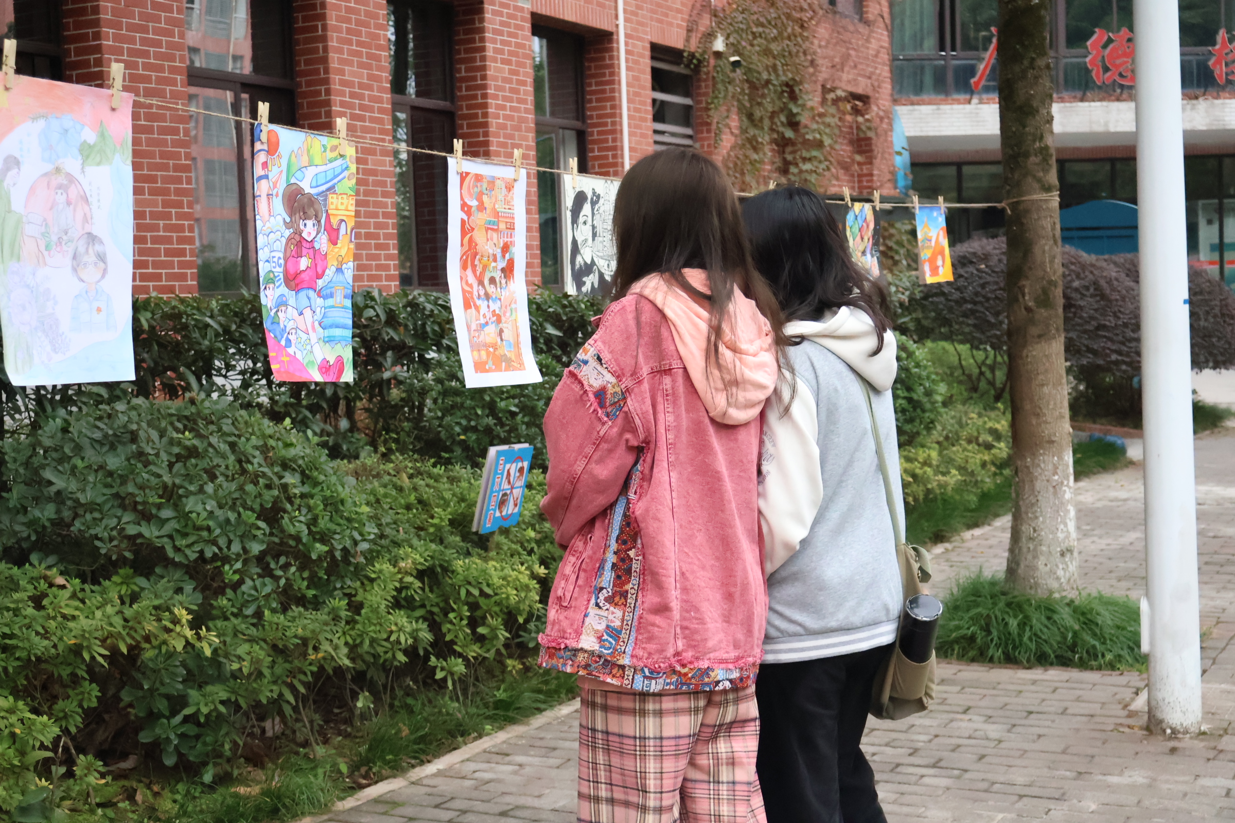 图二（同学们前来观展）
