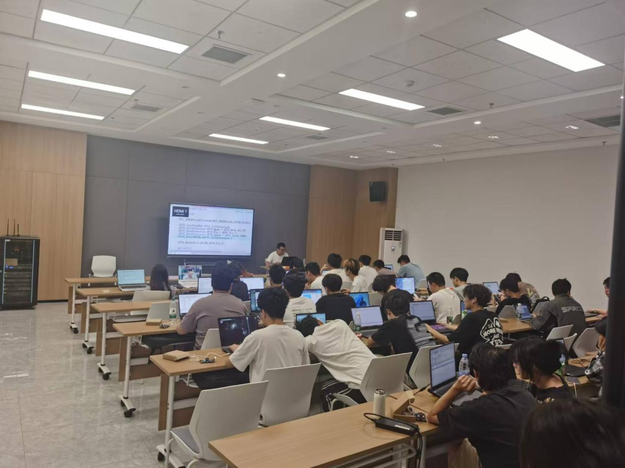 文化旅游学院班子成员带队前往数字文旅电商产业学院调研02